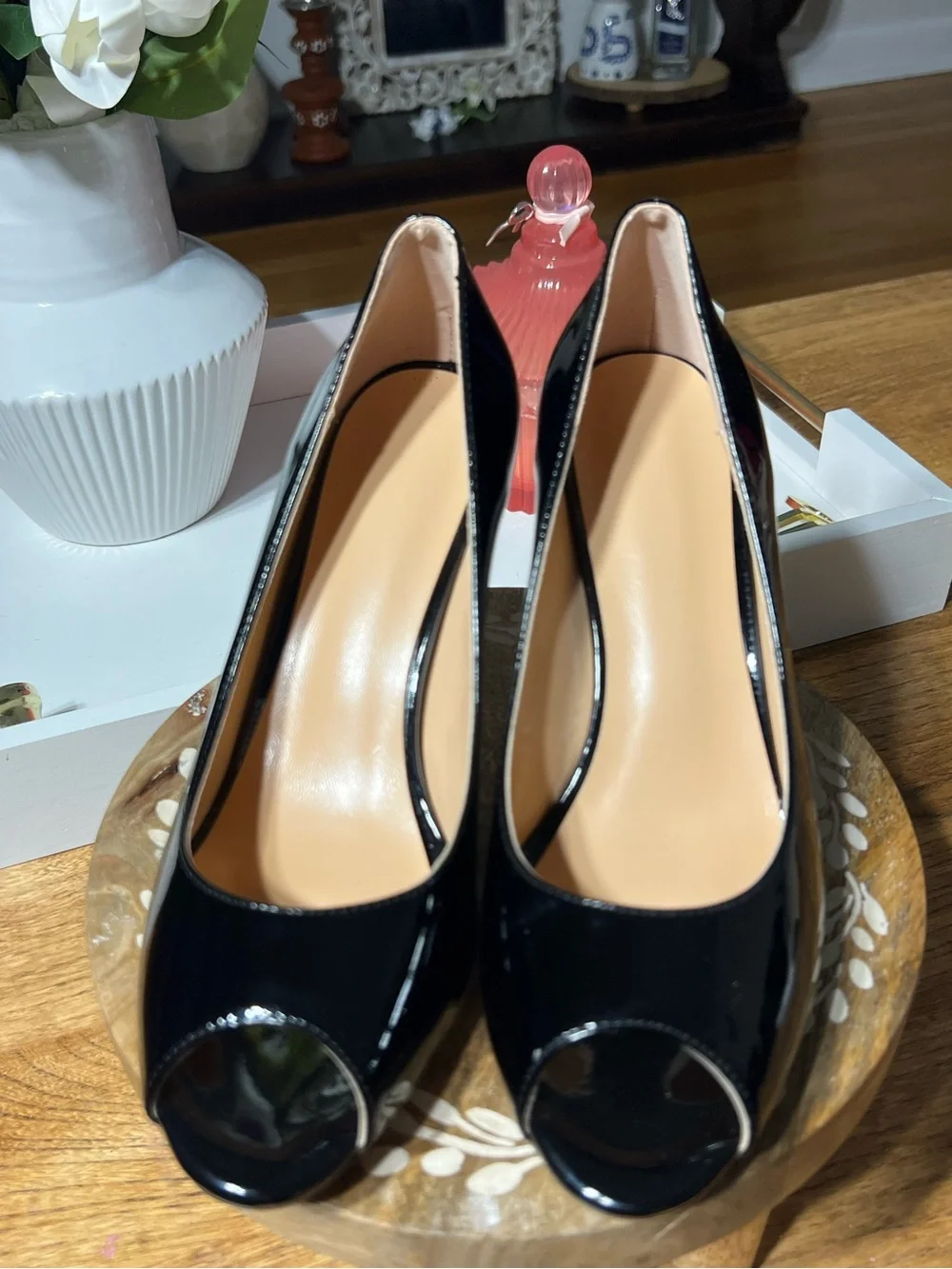 BLACK PATENT PEEP-TOE PUMPS